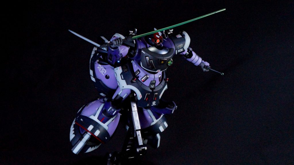 ヒートサーベル装備ちょっと光り方が微妙ですが、サーベルにはスターブライトアイアンを塗った上に蛍光グリーンとクリアを混ぜて塗っているので、UVライトで光ります。背中の脚も展開しています。巷の噂？で背中の脚はマッシュ機のものだ、みたいな話がありますが、それに乗っかって機体番号02のデカールを貼ってみました。(gundam-kao6)