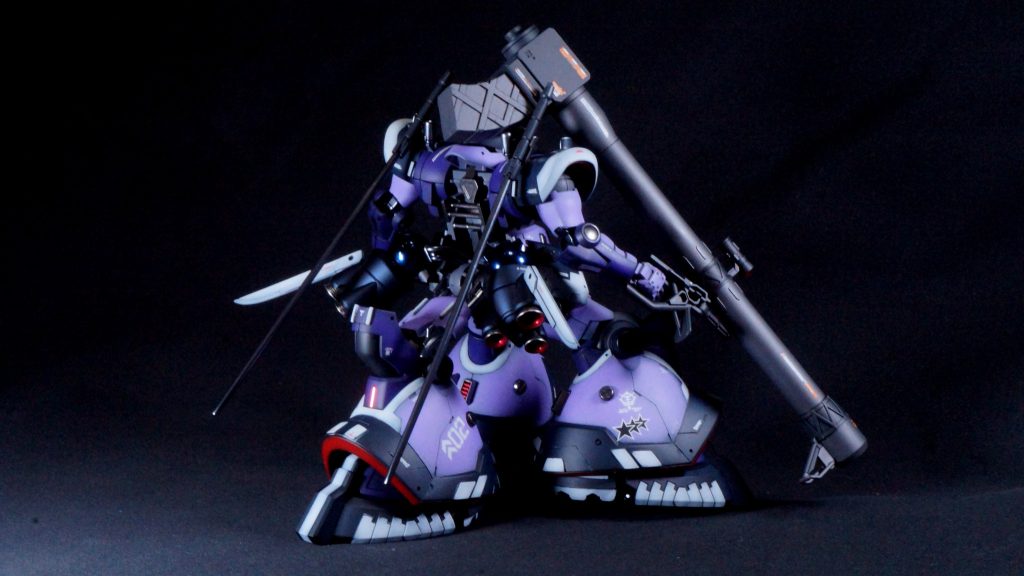 【斜め後ろ】バズーカも2色で塗り分けています。砲身がサーフェイサーEVO ガンメタのまま、他のグレーがメカサフスーパーヘヴィです。バズーカにだけエディオンオリジナルのデカールを貼っています。そういえば、ほとんど見えていないのですが、脚の裏側（ふくらはぎ？）にスラスターを追加しています。脚側面にはマイナスモールドも追加してあります。(gundam-kao6)