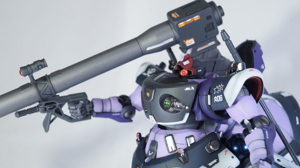 最後までご覧いただき、ありがとうございました。久々のガンプラ投稿でした。今回のドム、とにかく塗り分けが大変でした。ボリュームもあるキットなのでパーツ数もそこそこあるし、変に塗り分けこだわってしまったことで、だいぶ時間がかかりました。(gundam-kao1)その分ちょっと印象の違う作品になったのではないかと思います。AI画像生成が作った以前の作品とどちらがいいか、はわかりませんが、仕上がるまでの時間では大敗していますね。(gundam-kao5)もっとさくっと仕上げられるといいんですが。でも、今年は投稿頻度的には順調な方なので、この調子で次の制作も邁進していきたいと思います。(gandam-hand2)次回は久々に鉄血系のキット作成中です。また、ご覧いただけると幸いです。