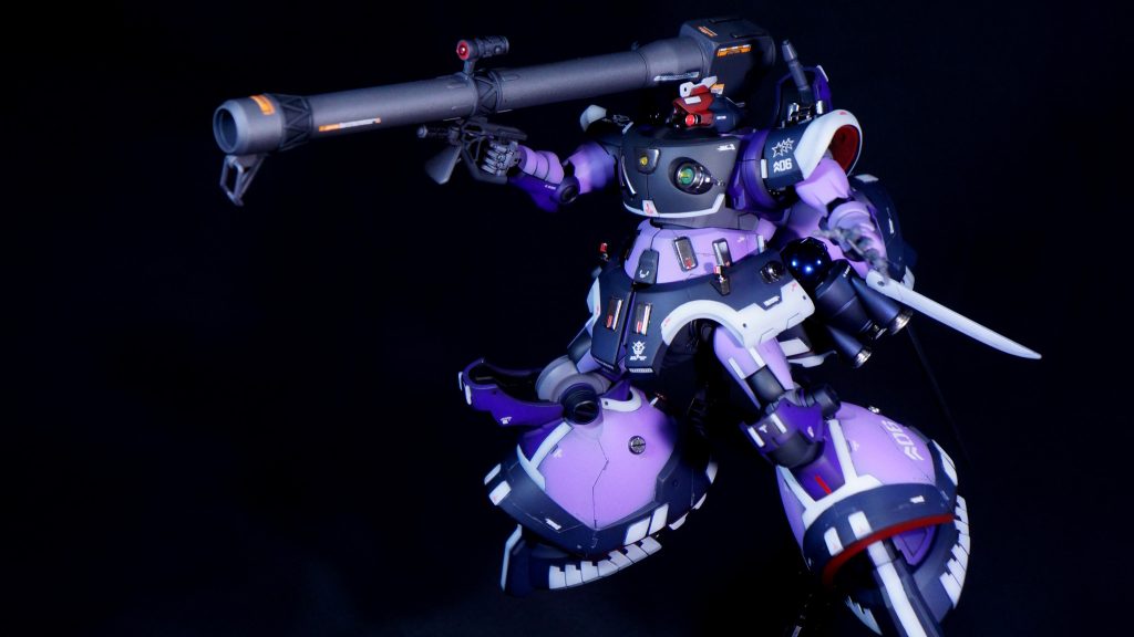 全体的に塗り分けも頑張りました。スジボリしたところや貼り付けたプラ板の多くは塗り分けています。調子にのって白い部分を多くし過ぎた感はあります。(gundam-kao5)腰部の四角いシルバーのディテールだったり、突起？部に赤いラインがありますが、こちらはカスタマイズマテリアル（3Dメタリックシール）を使っています。バズーカのレンズにはカスタマイズマテリアル（3Dレンズシール）を貼っています。