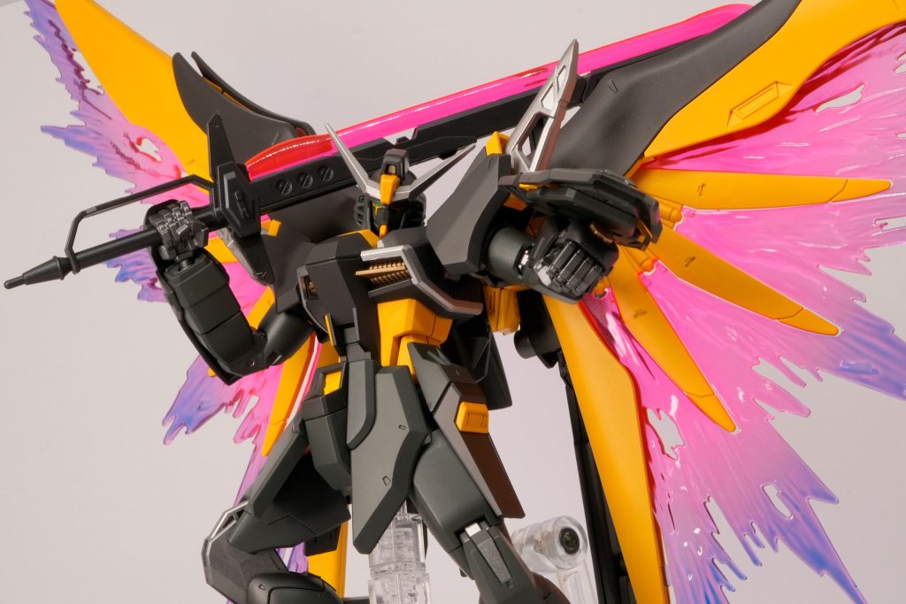 翼のエフェクトは蛍光色の赤と青でグラデーションに。