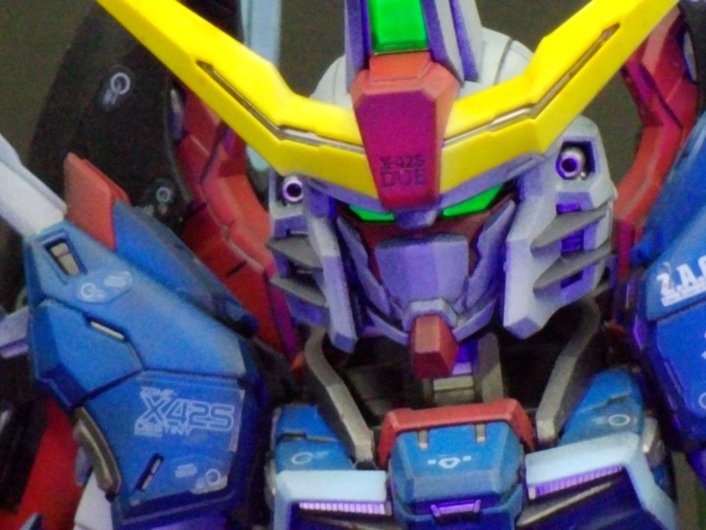 ツインアイとセンサーは無塗装でブラックライトで発光割と迫力があるように見えるよな