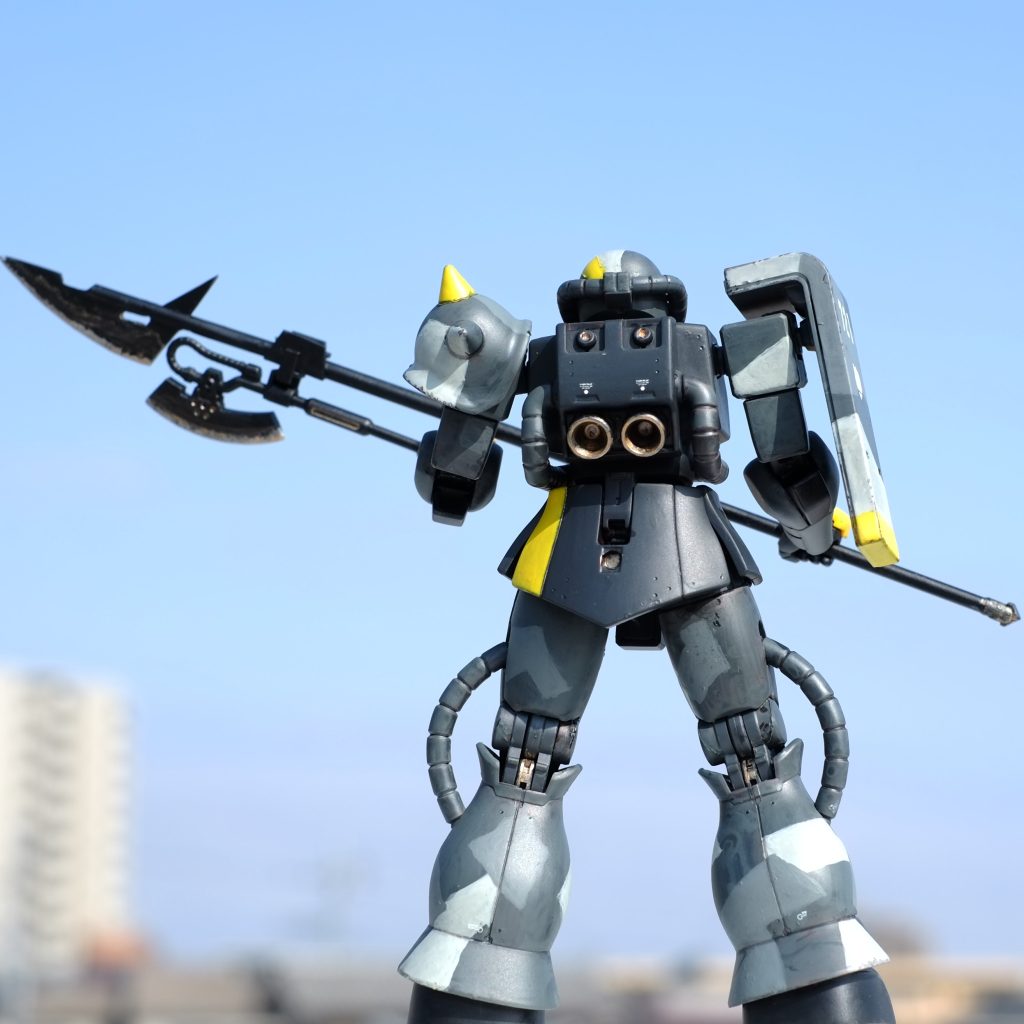 バーニアなどところどころにゴールドを入れたのも個人的に気に入っています。迷彩パターンは頭以外マスキングせずにフリーハンドで塗ったので境界が曲がってたり筆ムラもいっぱいありますが、迷彩だからそんなに気にならない、、、、逆にそれっぽい、、、、、と思いたい。気を抜くと塗装が部分的に剥がれてピンク色が出てきちゃうのですが、そういうところはリアルタッチマーカーで汚れとして塗っちゃって良しとしてます。