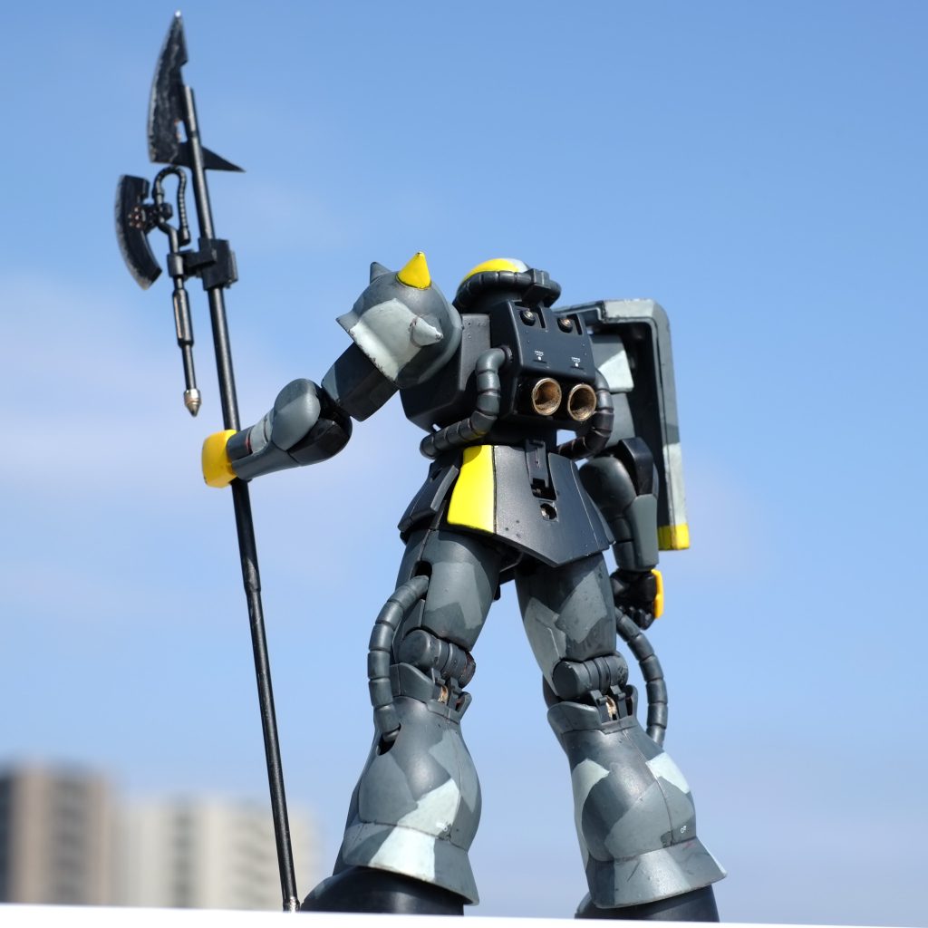 後ろから見上げるアングルが巨大感あって好きです。迷彩は兵器感出て良いですね。