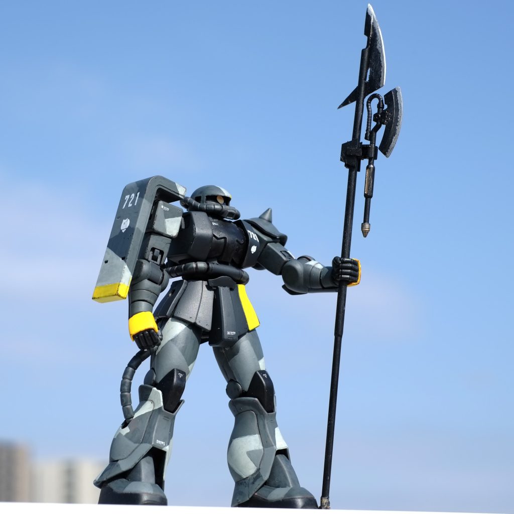 ベースは手に入りやすいシャアザクです。アクリジョンと水性ホビーカラーで筆塗りして作成。アンテナは無くしたけど高性能なS型の改修機ということでアンテナ跡は残してあります。パーソナルカラーの黄色が良く映える。パーソナルマークはなんか世界線が違うけどまぁ、まぁいいでしょう。息子機の武装はオリジナル武装のヒートハルバート。槍の部分はランナータグの部分を削っただけ、そこにヒートホークをマウントしてます。石突の部分はまんまランナー。金色に塗ったらそれっぽい感じになりました。一応一年戦争前後の時代でも存在してそうな武装として考えてみました。息子は左利きなので左手装備です。