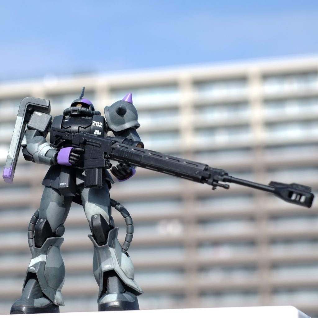 妻はインドア派で運動嫌いなので後方支援機ということでオリジンザクから流用の大型対艦ライフル装備。後方から戦況を把握して指示役も担うのでツノ付きという設定です。他意はありません。