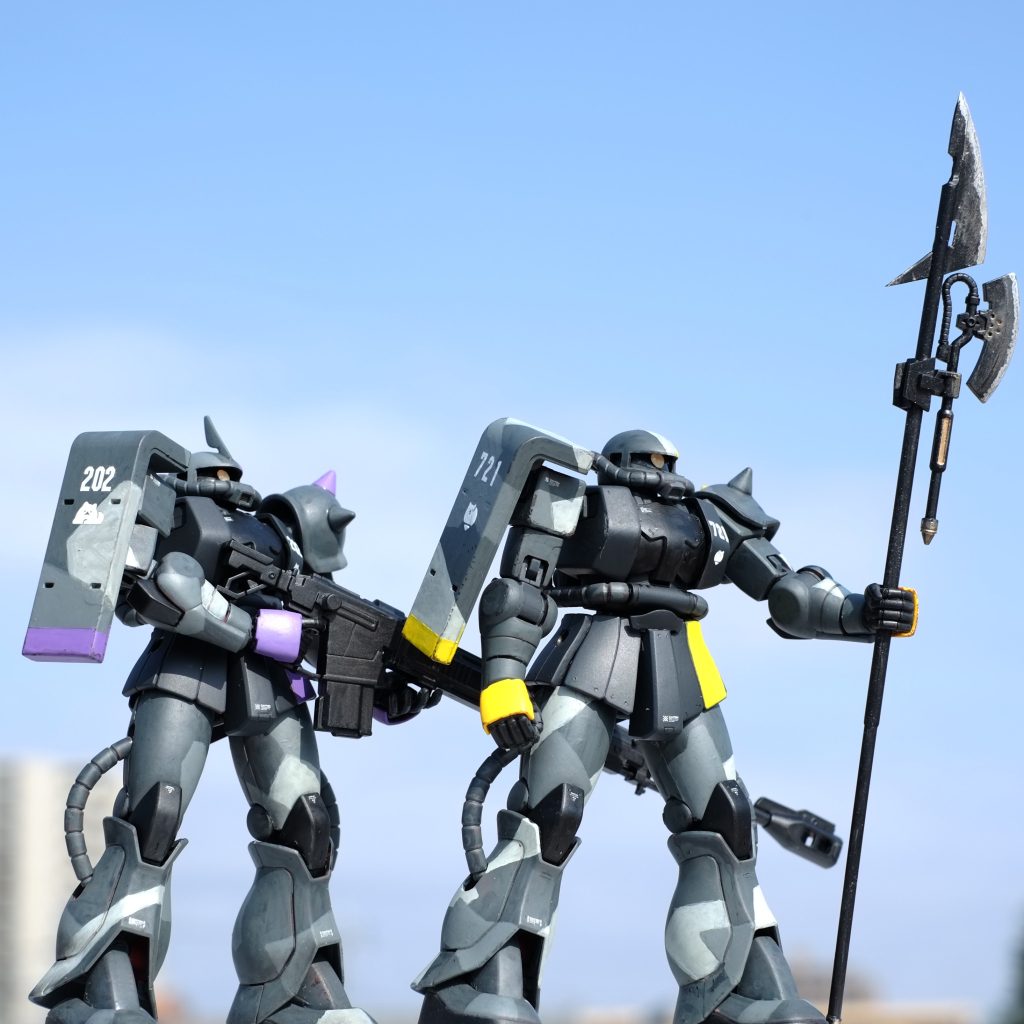 息子機との2ショット。近接格闘型と遠距離支援型で良い連携ができそう。このあと自分専用機も作るけどどういう感じで作るか悩む。。でもやっぱり量産機は並んでいると良いですね。ガンダム作品で3機小隊って割とメジャーな気がするので3機目がんばろう。