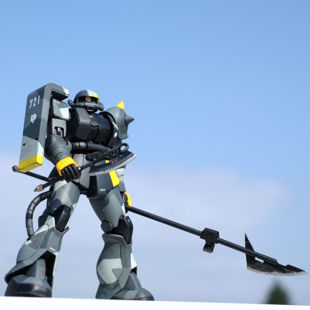 ヒートホークのマウントは標準でついてくる腰アーマーマウント用のパーツを流用してます。分離して両手持ちも可能です。