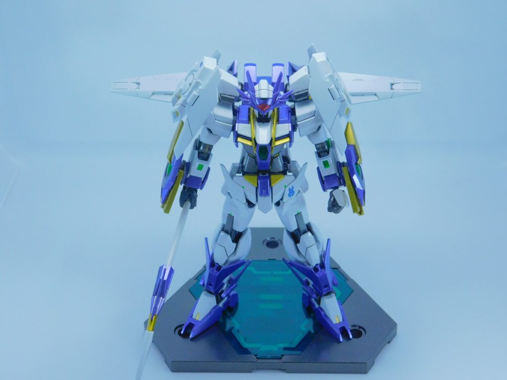 【ガンダムダブルオースカイエース】更なる高みを目指すリクが、自分の機体を振り返りながら作り上げた機体。今まではオールラウンドな機体を作り上げてきたが、GBNでの様々な出会いを経て自身の機体に換装機構を盛り込んだ。かつての愛機、ダブルオーダイバーエースの機能をダブルオースカイに当てはめて製作している。素体としてダブルオースカイメビウスを改良し、腕にはアークブレイサーを装備。胸部も新機能を盛り込みつつ新しく作り直している。また、GNダイバーソードおよびGNソードⅡなどはオミットし、代わりとなる新武装「ソードビット」を装備した。改良したダイバーエースユニットを背中に装備しており、空中での姿勢制御や高速戦闘などは相変わらず得意としている。武装は現在の自分なら…とリクが改めて厳選しつつ一新。格闘戦をはじめとした近～中距離での戦闘を得意とする。ダブルオースカイメビウス時では二丁になっていたビームライフルだが、取り回しの都合や格闘戦への移行なども考慮してダブルオースカイ時に携行していたものを改良して使用している。