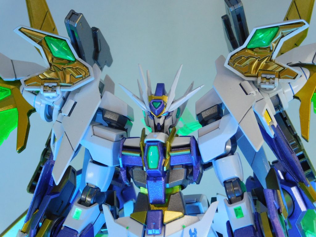 【ガンダムダブルオースカイメビウス DIVE インフィニティ】リクの考案したマルチダイブを全て結集させた最強形態。エース、アーク、メビウスブレイブに搭載された6基のGNドライブを胸の【インフィニティ・コア】と両肩の【フェニックスジェネレータ】で制御する【GNヘキサ・ドライヴ・システム】を有する。この形態になるには様々な条件があるが、その分機体の性能は別格で、他の追随を許さない究極の機体となっている。この形態になる際に、頭部も新たなものへと変更されます。