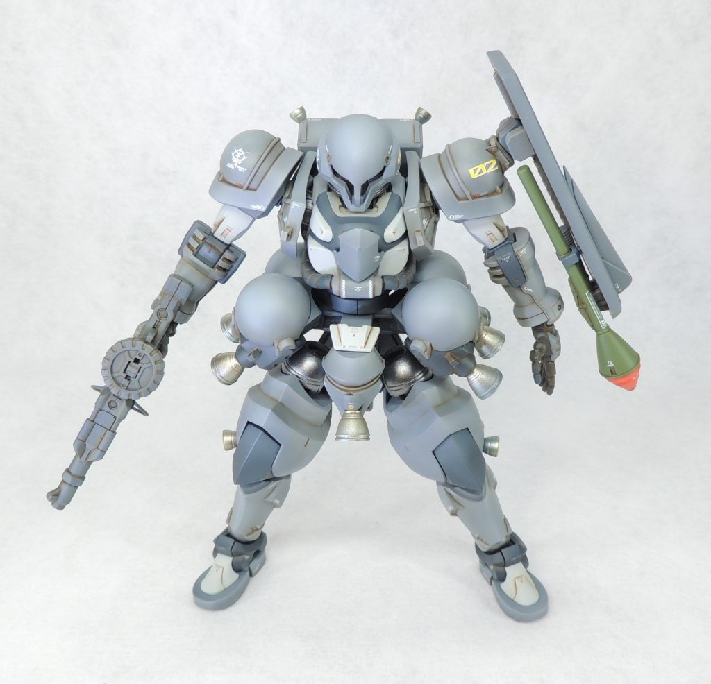 ■胸部・腹部　ザク(GQ)のパーツを流用しました。動力パイプは１本減らし、腹部前面中央に百錬のパーツを取り付けて印象を変えています。