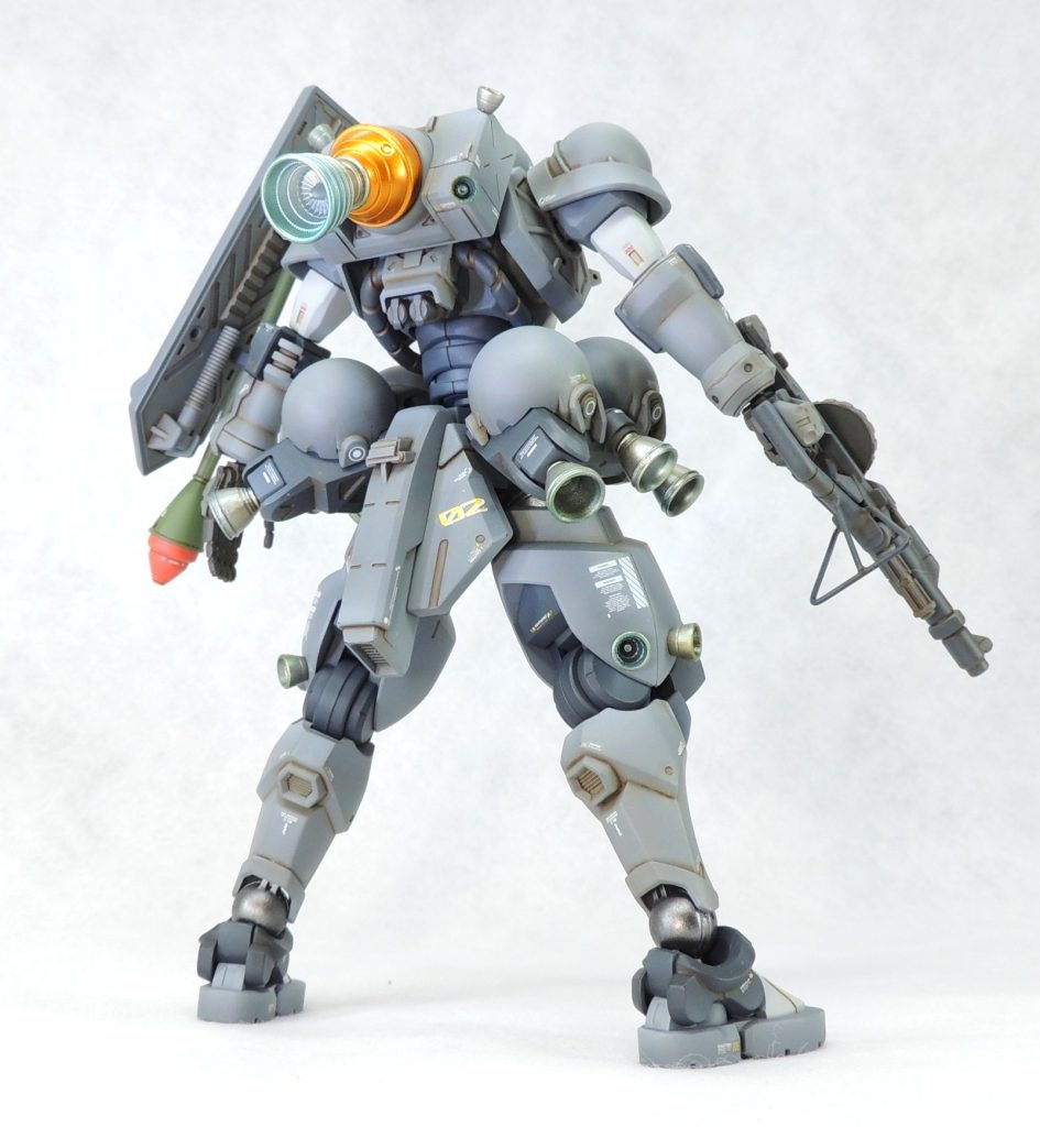 ■頭部　ヅダの首パーツは長いため、適切な位置でカットしました。モノアイはハイキューパーツ製のHDプレート2.0mm用及びルミドーム2蛍光ピンク2.0mmに置き換えています。ヅダの頭部は選択式となっているため、好みの分かれるところですが、今回は予備機の外装を使用しました。