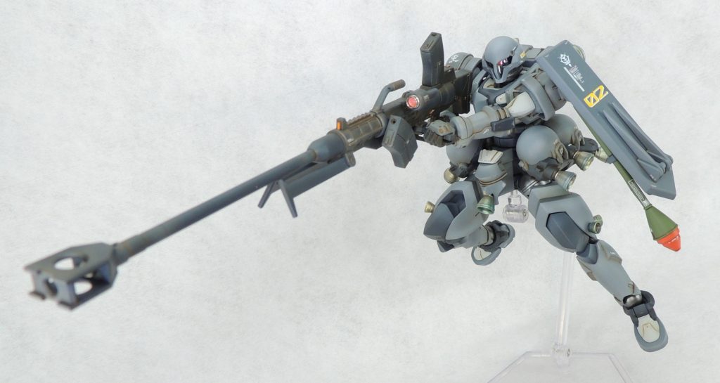 ■武装　ザク・バズーカ、ザク・マシンガン、ヒート・ホーク、135mm対艦ライフル、シュツルム・ファウストを製作しました。ザク・バズーカとザク・マシンガンはザク(GQ)用ですが、宇宙世紀正史のヅダもザクタイプ用の武装を装備していたので、そのまま流用することにし、双方ともφ0.8mm真鍮線を使用してグリップ部分にディティールを追加しています。シールドには白兵戦用のピックが２本装備されており、180°可動して展開状態を再現できます。