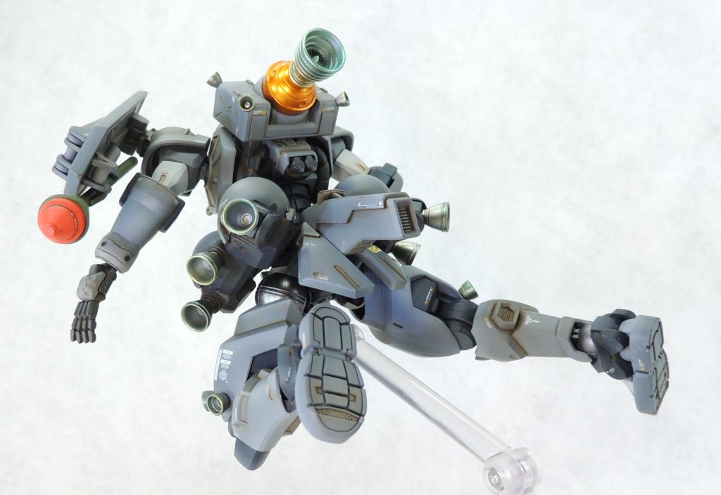 ■腕部　肩及び二の腕はザク(GQ)のパーツを使用し、前腕はヅダのキットから流用しました。当初は宇宙世紀正史の「旧ザク」を意識して肩アーマーを右肩のみとしていましたが、製作途中でデザインを変更し、両肩にスパイクの無いアーマーを取り付てみました。左肩には巨大なシールドを装備し、白兵戦用の２本のピックはヤスリで先鋭化しています。シールドの裏面は、凹凸モールド入りプラ材でディティールを追加して情報量を上げています。