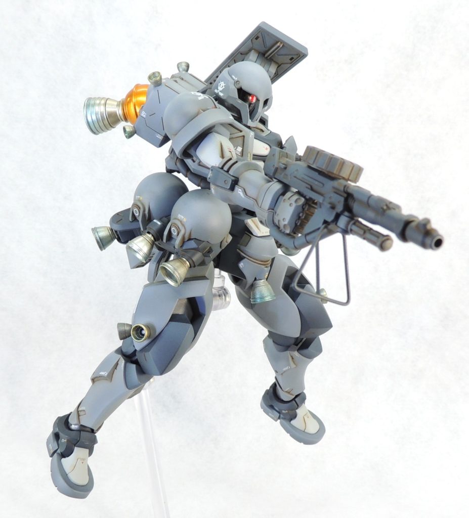 ■脚部　股関節から足首までは、百錬のパーツを使用し、足はザク(GQ)から流用しました。元々、百錬の足首内部にはポリキャップ取付用の穴があったので、そこにザク(GQ)の球体状の足首関節のパーツをはめ込むことができました。大腿部の外側に〇型の凹モールドが２つあったため、これをピンバイスで開口し、ヅダのふくらはぎのバーニアを移植してみました。