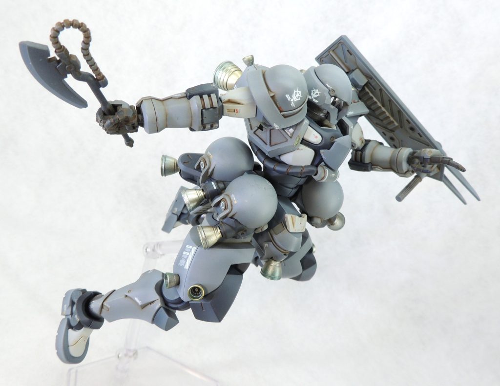 ■腰部　百錬の腰部を使用し、前方にノズル、左右側面にザク(GQ)の大腿部を取り付けました。ザク(GQ)の大腿部は、百錬のサイドアーマーの取付基部にポリパーツで接続しているため、フレキシブルに可動させることができます。　リア・アーマーの裏側はモールドを入れたプラ板やプラ材で塞ぎました。ザク(GQ)の腰パーツのボールジョイントを切り取り、百錬の腰部上面に移植することで、上半身と下半身を接続しています。　なお、ミキシングビルドにおける他キットからの部品の流用にあたっては、強度や剛性を高める工夫として、φ1.0mm真鍮線による軸打ちを行っており、本作品では、ボールジョイントの移植やバックパックの取付等で実践しています。