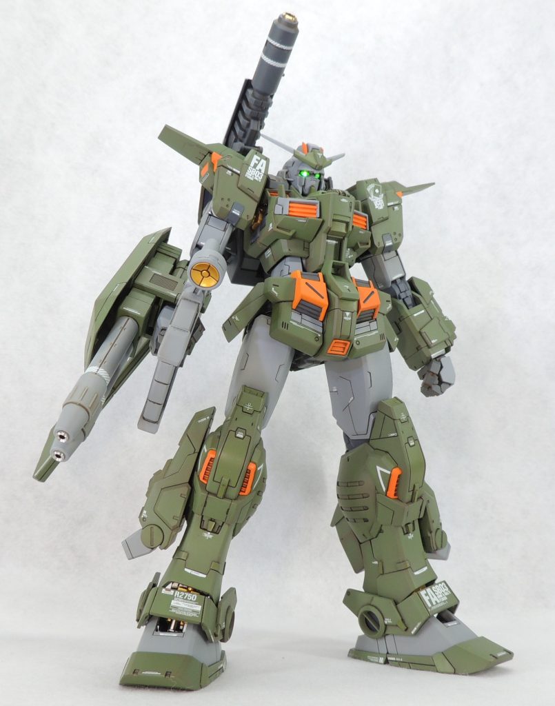 ■脚部スジボリやプラ材の貼り付け等により、主に側面にディティールを追加しました。足首のシリンダー部分はスターブライトゴールドやスーパークロームシルバー２で丁寧に塗り分けて、メカ感を演出しています。