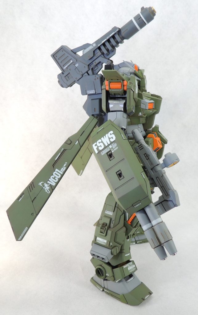 ■腕部両肩アーマー上面にミカド屋の細かいヒートシンク状のモールドを貼り付けました。右腕のビームキャノンは砲塔やグリップ部分がモナカ構造となっているため、タミヤの白蓋でガッチリと接着した後、パーティングラインをヤスリで丁寧に消しています。先端にはハイキューパーツの金属製パイプを接着して見栄えを良くしました。ハンドパーツは、ミカド屋のレジンパーツ「【可動式】MKD マニピュレーター【Aセット】11.2mm」に置き換えています。