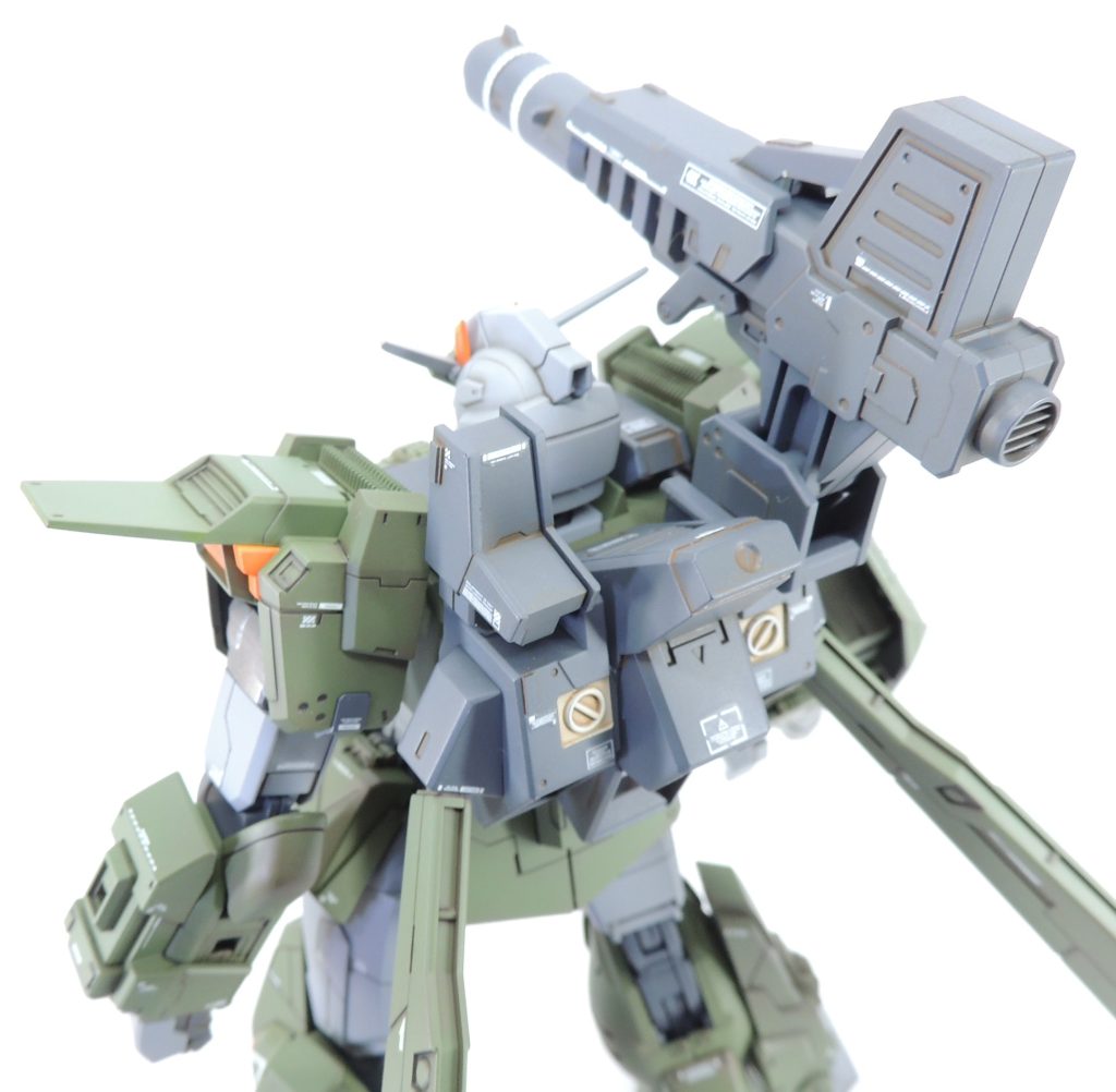 ■バックパック右肩の砲塔の先端にマックスファクトリーのブラス・パイプMAX(Lサイズ)を接着し、左肩のセンサー部にはハイキューパーツのSPプレートとVCドーム４(グリーン)を貼り付けました。金属製パーツを所々使用することにより、精密感のアップを狙いました。