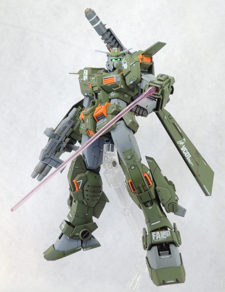 ■胴体キットにはパイロットのフィギュアと操縦席が再現されていますが、コクピットに開閉機構がないため、LEDの設置は行いませんでした。モールドの無い部分を中心に、スジ彫りとプラ板の貼り付けによりディティールを追加しています。