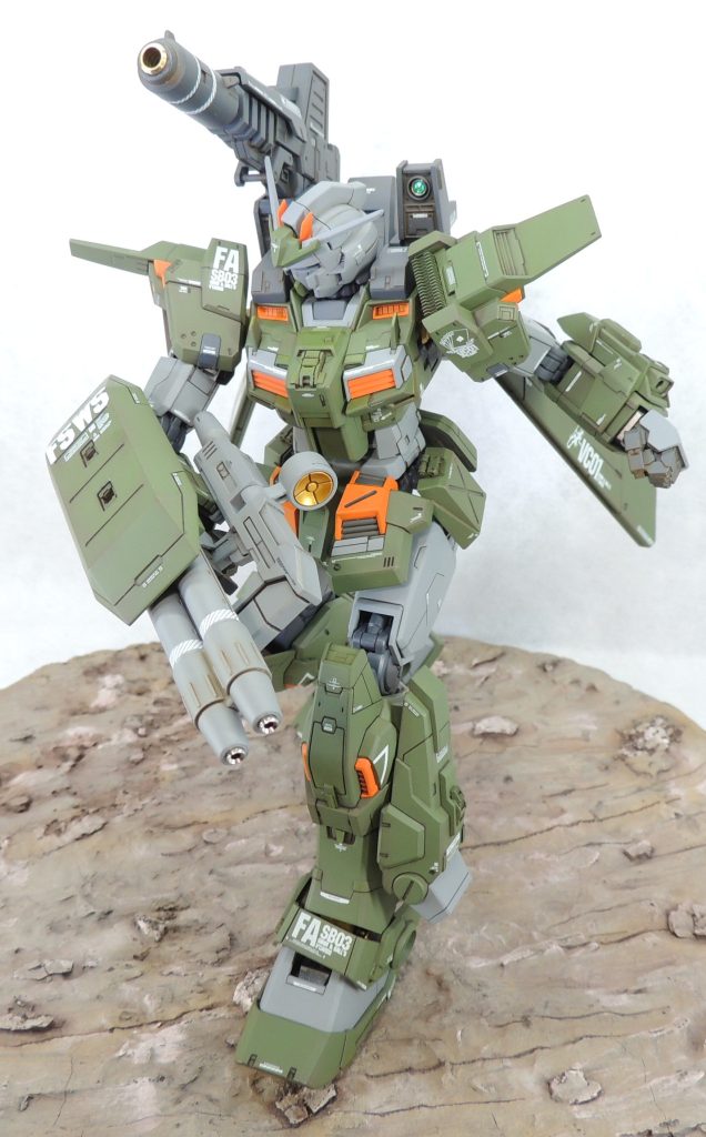 ■使用した主なカラー　塗料についてですが、基本色をラッカー系で塗装後、エナメル系でスミ入れを行い、仕上げに油性でフィルタリングを行いました。　ベース色…サーフェイサーエヴォ オキサイドレッド　グリーン部…ガールズ&パンツァーカラーXGP03聖グロリアーナ・カーキグリーン　薄いグレー部(装甲)…メカサフライト＋クールホワイト少々　濃いグレー部(バックパック・関節) …メカサフへヴィ　オレンジ部…Mr.COLOR黄橙色＋レッド少々　MSを戦車に見立てて、最初に全体をオキサイドレッドのサーフェイサーで塗装後、各色を吹き付けました。色数を少なくするコンサバティブな手法でミリタリー感を高めてみました。