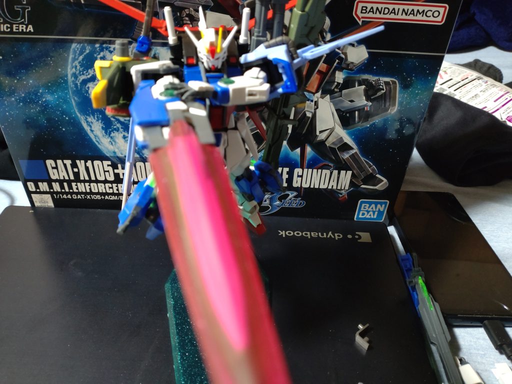 刹那、ムウ　うおぉ！！！イアン　ムウ、お前さんにいいプレゼントだムウ　！？　これは？