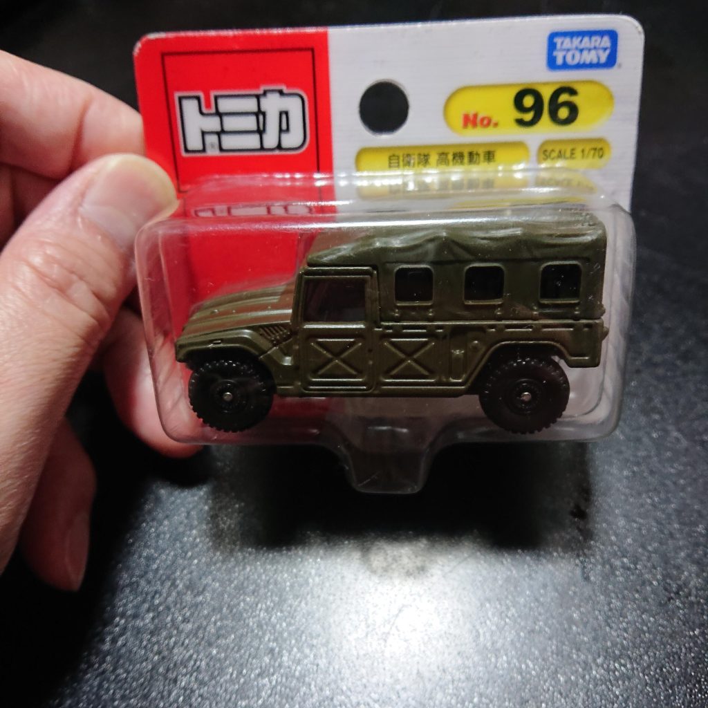 追加のお遊びはトミカを使ってザクに襲われているシーンを再現しました。