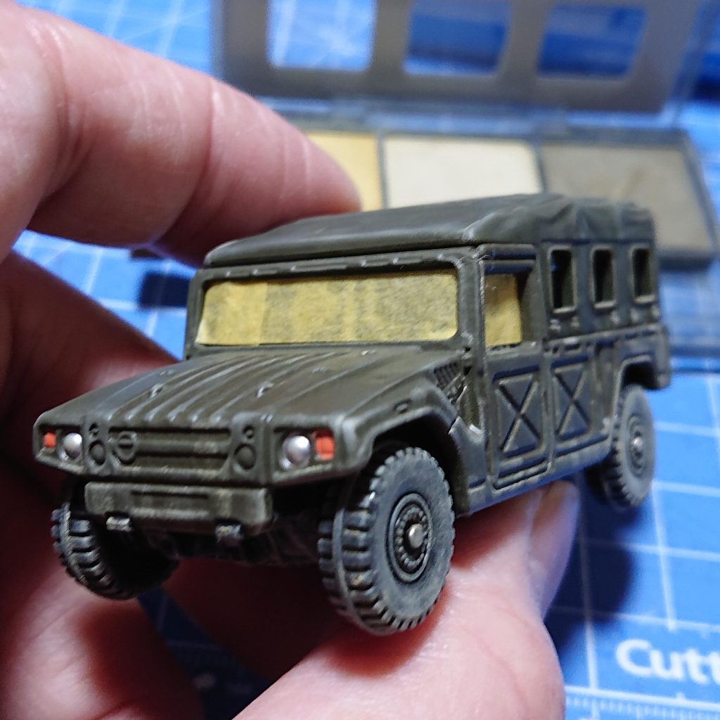 ウインドウにマスキングして艶消しクリアでコーティングして小道具完成です。