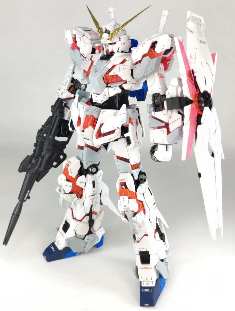 1/144 RG ユニコーンガンダム、如何だったでしょうか？RGということもあり、最初からキットとして完成されているため、パチ組みでも十分すぎるくらい楽しめるし、動かして遊ぶ目的ならむしろ塗装しない方が良いまであります←店舗で見かけることがあればまた絶対に買うと決めているキットなので、写真を眺めながら文章を打つのも自然と熱が入りました。この完成品についてはYahoo!オークションで既に出品&落札されているため手元には残っていませんが、当時、購入してくれた方がTwitterでわざわざDMを送って下さり、家のガラスケースの最前線に飾ってくれている写真を送ってくれました。嬉しすぎて写真を保存して、今もスマホに残っています。そんな思い出も与えてくれたキットのため、GUNSTAにこうして残すことが出来ることにも感謝！そしてここまで見てくださった方々にも感謝！本当にありがとうございます。今はYouTubeでPGユニコーンの制作を行っているため、ご興味があれば是非見に来て頂けると嬉しいです。お互い好きなガンプラについて語ろう！では、今回はこの辺で！