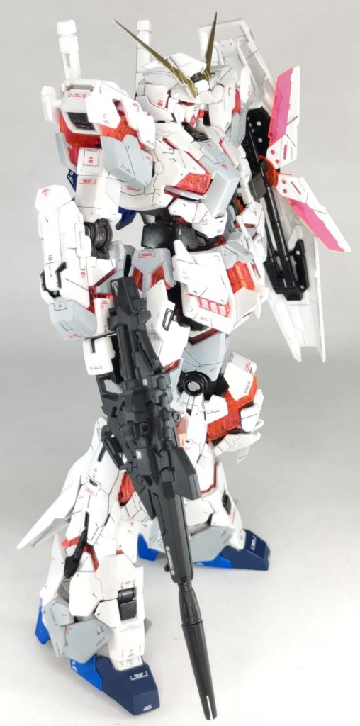 今回もエアブラシによる全塗装を施しています。苦戦というか、時間の掛かった工程と言えば「モールドの彫り直し」。スミ入れ箇所がとにかく多い上に、それが1/144という小さなスケールに収まっているわけだから、とにかく細かい作業の連続でしたｗユニコーンは割とエッジの効いたMSなので、スミ入れをすると、よりメカニカルな印象に仕上がって格好よくなります。