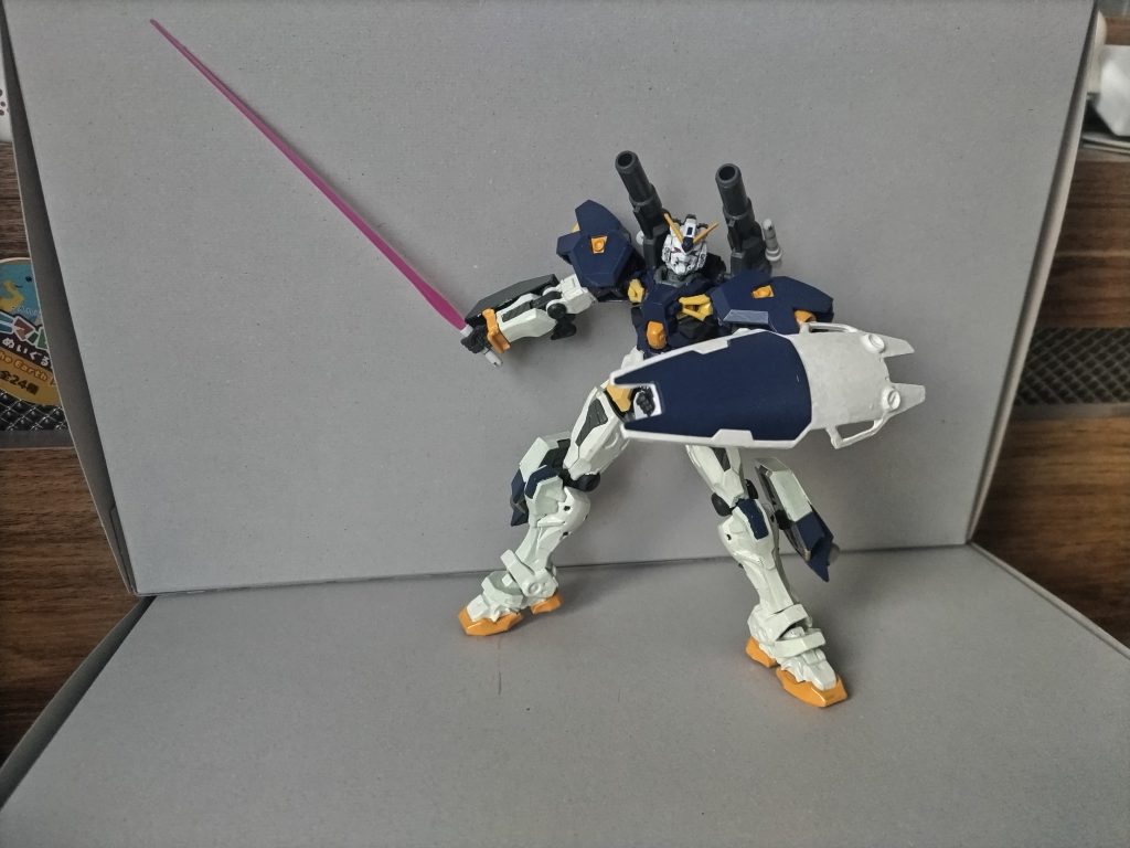 ビームサーベルの搭載箇所は砲の上だと取り辛そうだとずっと思っていたのでアドリブで横に変更