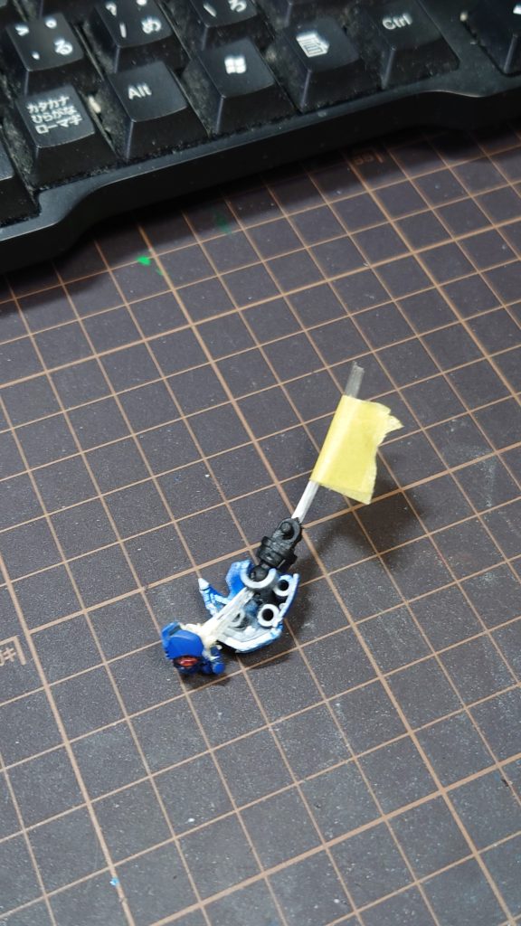 苦肉の策の写真です。樹脂製の光ファイバーを片目に３本ずつ通して、パテと瞬間接着剤で固定しています。LEDは胸部に埋め込んで光ファイバーを通して、目を光らせています。実は、メインカメラにもファイバーを通して光らせているのですが、あまり目立たず、残念です。