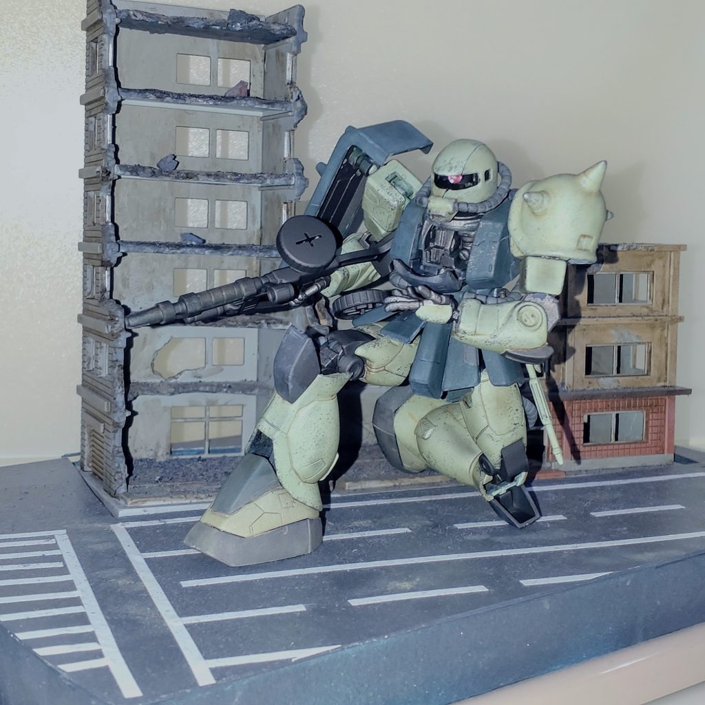 コックピットを開けての膝立ちポーズ。このポーズを取らせたかったぁ～😆当時の08シリーズは陸ガン・グフ系以外のキットにコックピットの開閉ギミックがあったのでとてもカッコよかったです✨&nbsp;