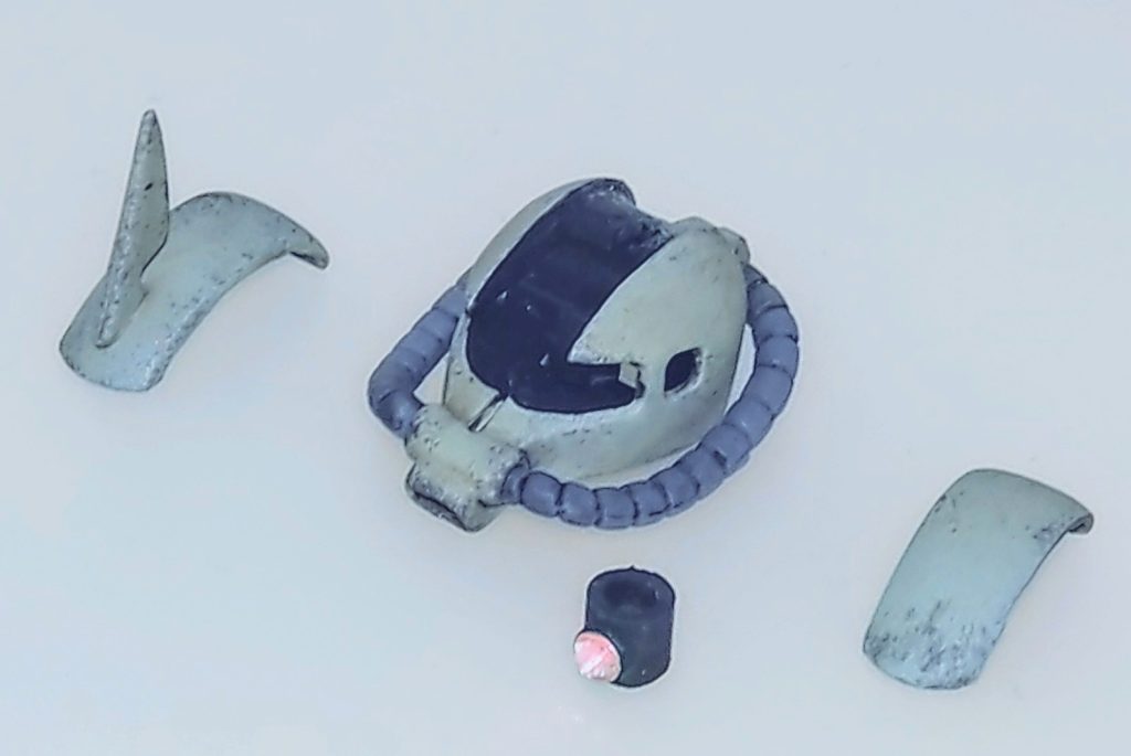 頭部。プラ棒・プラパイプにてモノアイを再現してみました。レンズは100均のデコシールです。&nbsp;