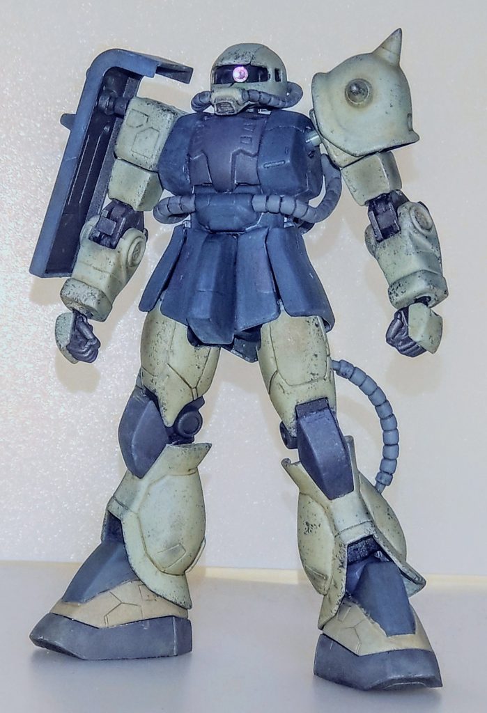 全身。キットは90年代後半から展開しつつあったMG初期のザクⅡを小型化した印象です。全身に施されたこのディテールに当時惹かれた方もいたのではないでしょうか?&nbsp;