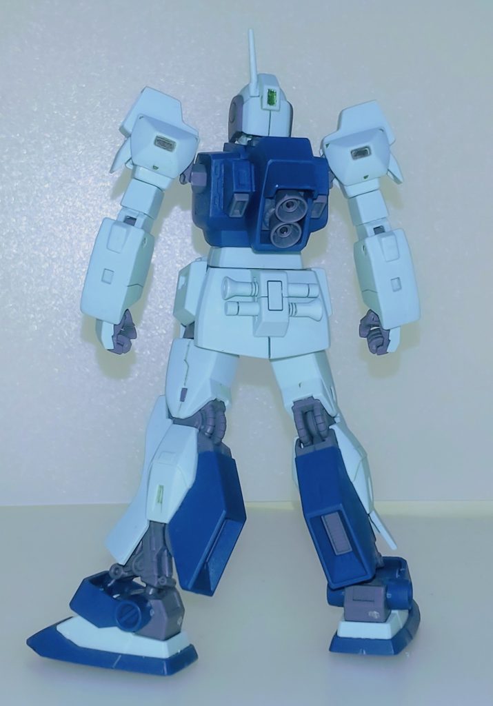 背面。前述の通り、成型色フィニッシュで仕上げたので余計なギミックは入れていませんが、代わりに装備類を増やして遊んでみました。