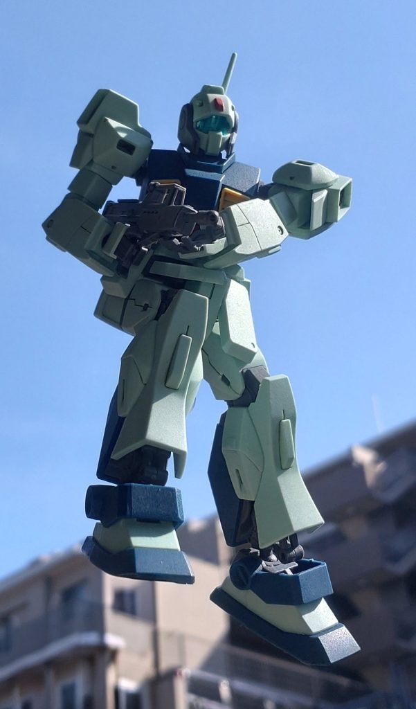 今回は屋外でアクションポーズ。ユニコーン冒頭で降下しながらジムライフルで応戦するシーンをイメージして。