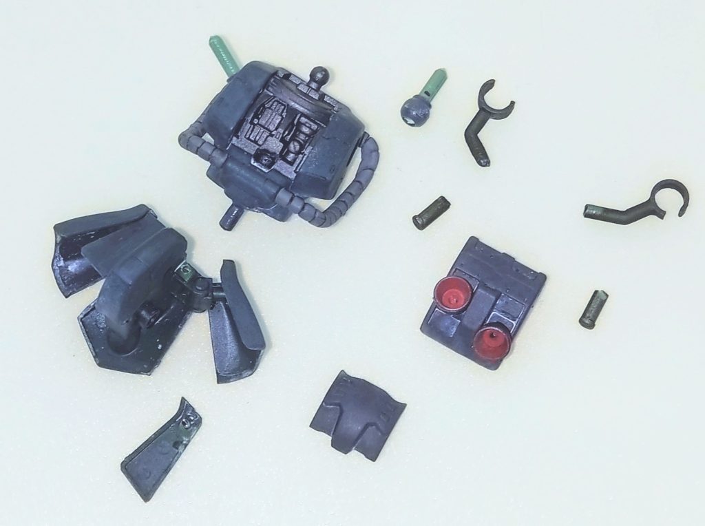 胴体。肩関節をWAVE製プラパイプ・ポリボール式に交換しました。腰パーツは分割した後にボールデンアームズ付属のボールジョイントを、フロントアーマーをスプリングパイプ接続に変更しました。バックパックは左右に武装用のマウントラッチを接続出来るようにしています。非使用時はディテールパーツで蓋をしています。コックピットは本キットのセールスポイントなので一部穴を開けて開放出来るようにしています。