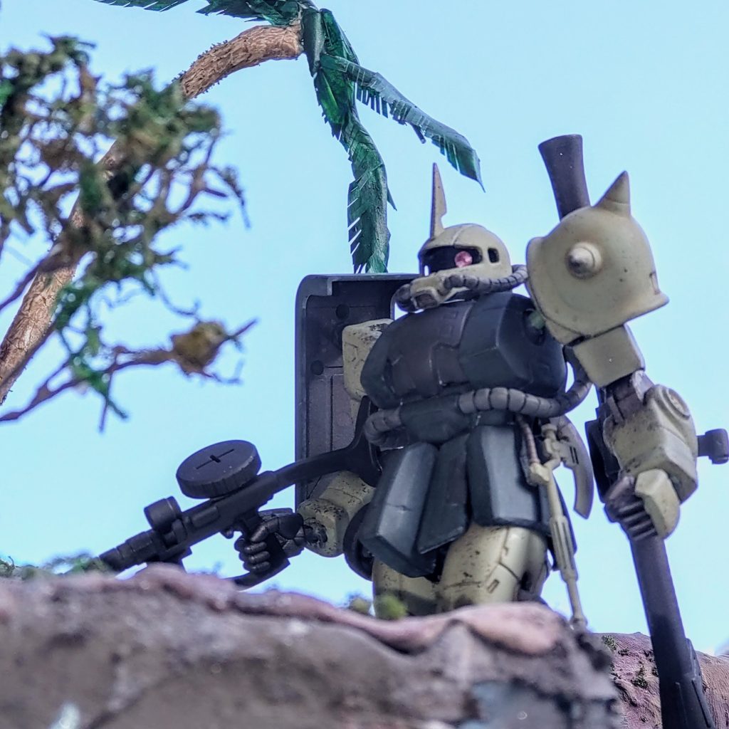 最後に青空バックでの屋外ショットにて。以上ザクⅡ（ 08小隊）でした。去年の11月頃から２月に完成するまでダラダラと手つかずでしたが、３月９日（ ザクの日）ということで今回無事08ザクを載せられました。２０年越しのリベンジということで完成させられたことに今は安心しています。08小隊も今年OVAリリース30周年と言う記念の年でもあるので勝手ながらコイツで祝いたいと思います😄最後まで見て頂いてありがとうございました。