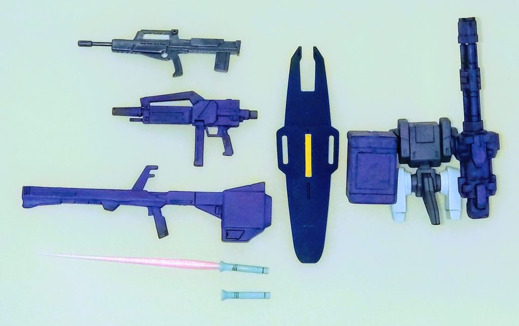 装備類。キット付属の物から手元にあった他のガンプラの装備を流用しています。