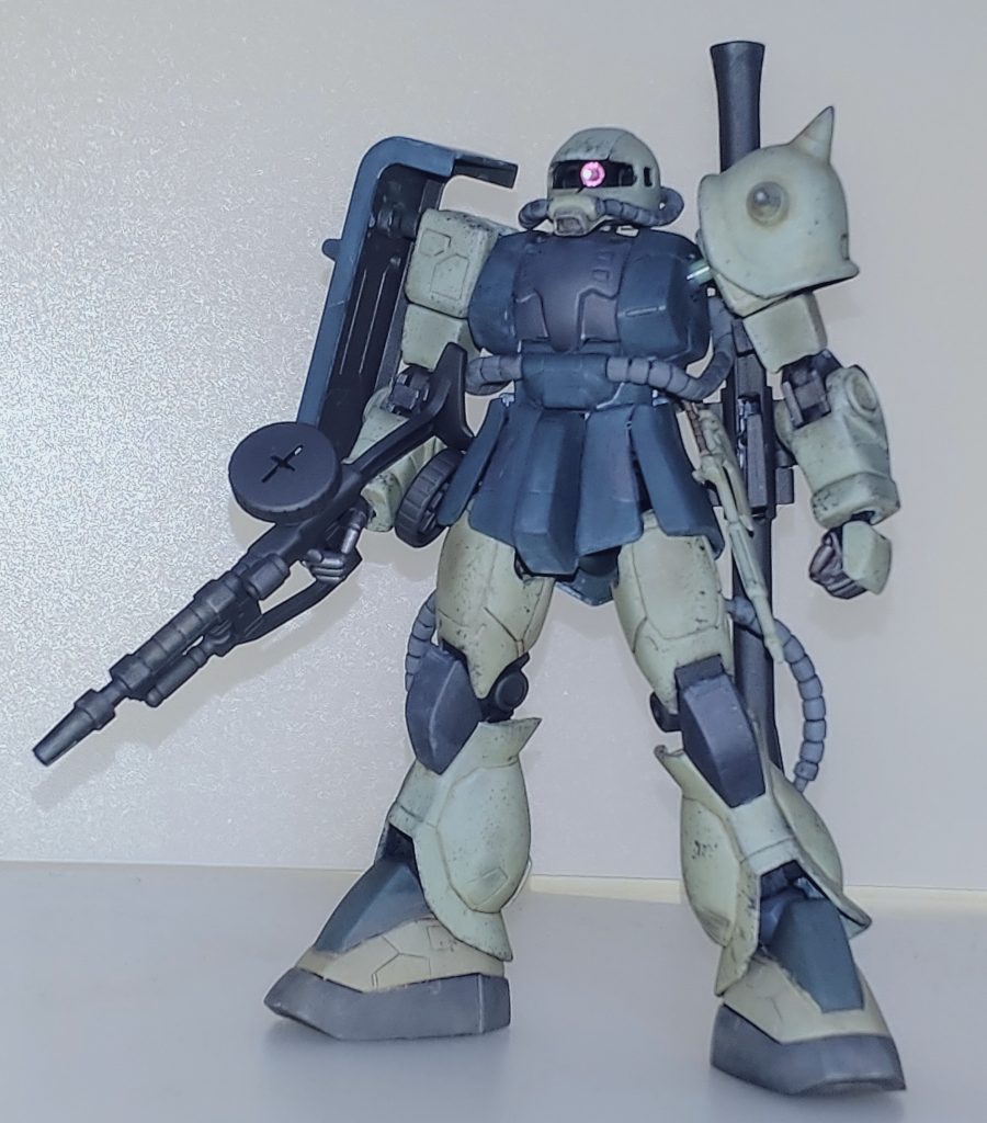 フル装備。カラーリングは基本色を塗装してツヤ消しコートした後、胴体をウェザリングカラーマルチホワイトで退色表現し足回りをグランドブラウンで汚しを加えてみました。また各パーツごとにスポンジチッピングやタミヤウェザリングマスターで色々とやりましたが、やはりこの作業は楽しいっすねぇ😆