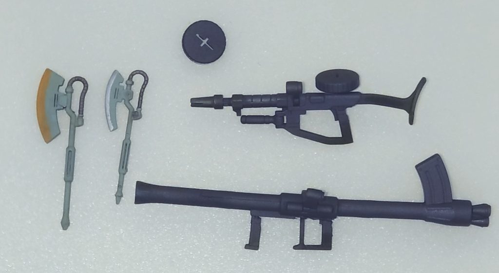 武装類。脚部の次に苦労したのが武装類です…😰全体的に小さかったため、ジャンク品の中からORIGIN版ザクのマシンガンとヒートホークを流用しました。マシンガンは08版だとマガジンの位置が違うので外側にしています。ヒートホークは使用時はORIGIN版を、非使用時はキットに付属していたものを使い分けています。バズーカはジャンク品になっていた当時のザクのバズーカが残っていたので初めてニコイチしてみました。グリップも可動式にしたりと手間が掛かっています😅