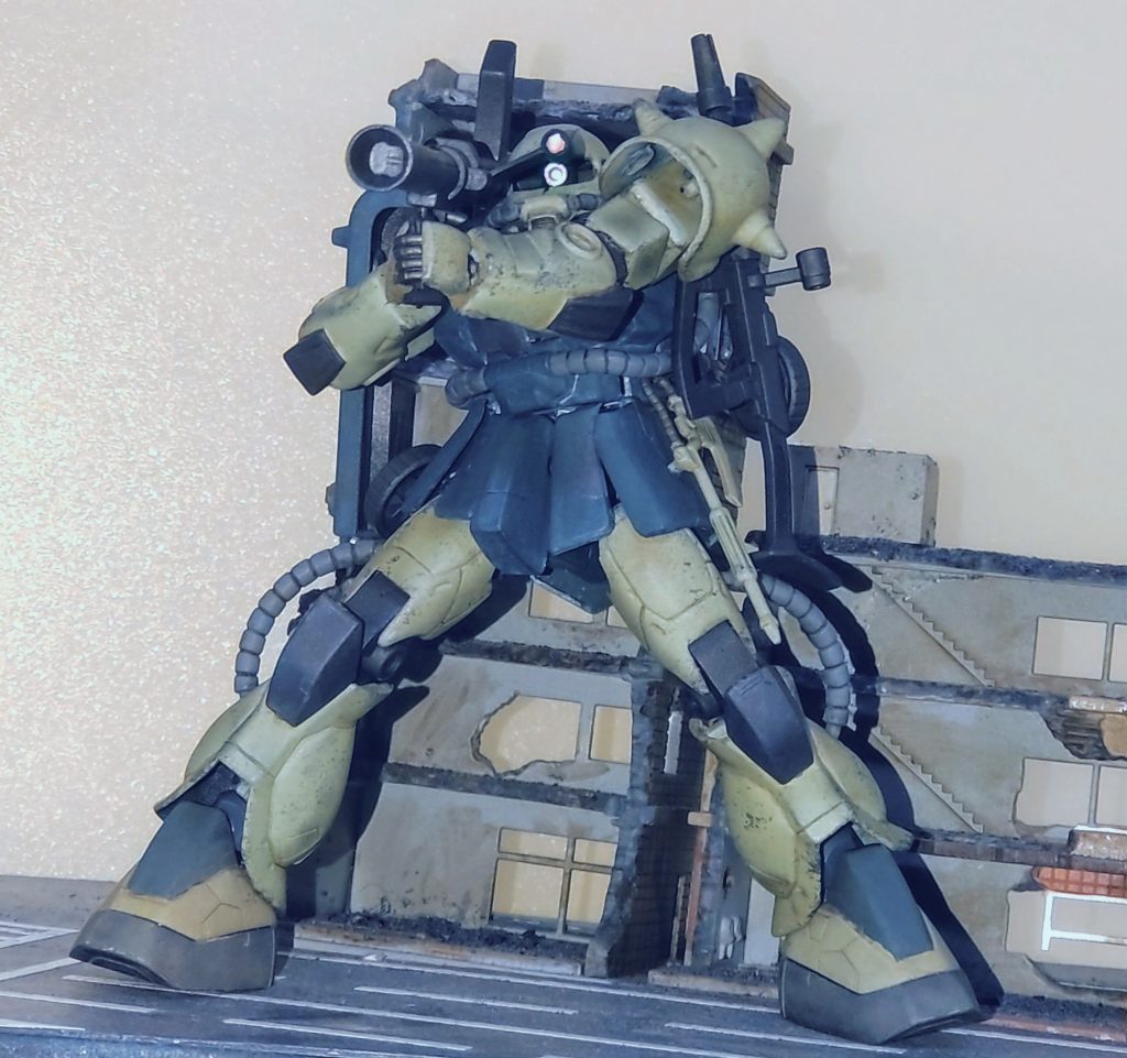 バズーカを構えたポーズ。フォアグリップは構造上難しかったのでスプリングパイプ接続にしました。おかげでしっかりホールドしてくれます。