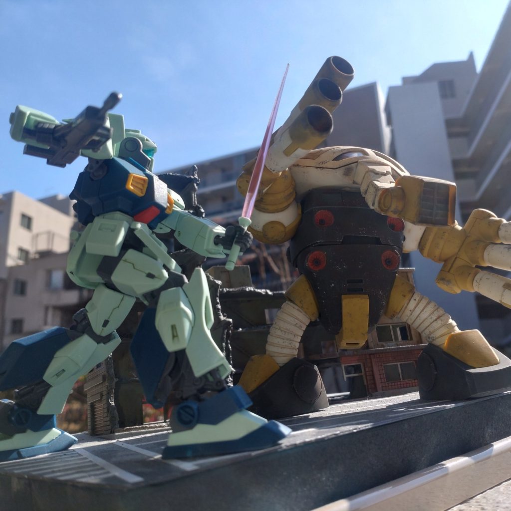 ガンプラ用のベースを用いて改めてジュアッグとのドックファイト。ジュアッグの時には無かったので漸くらしくなりました。