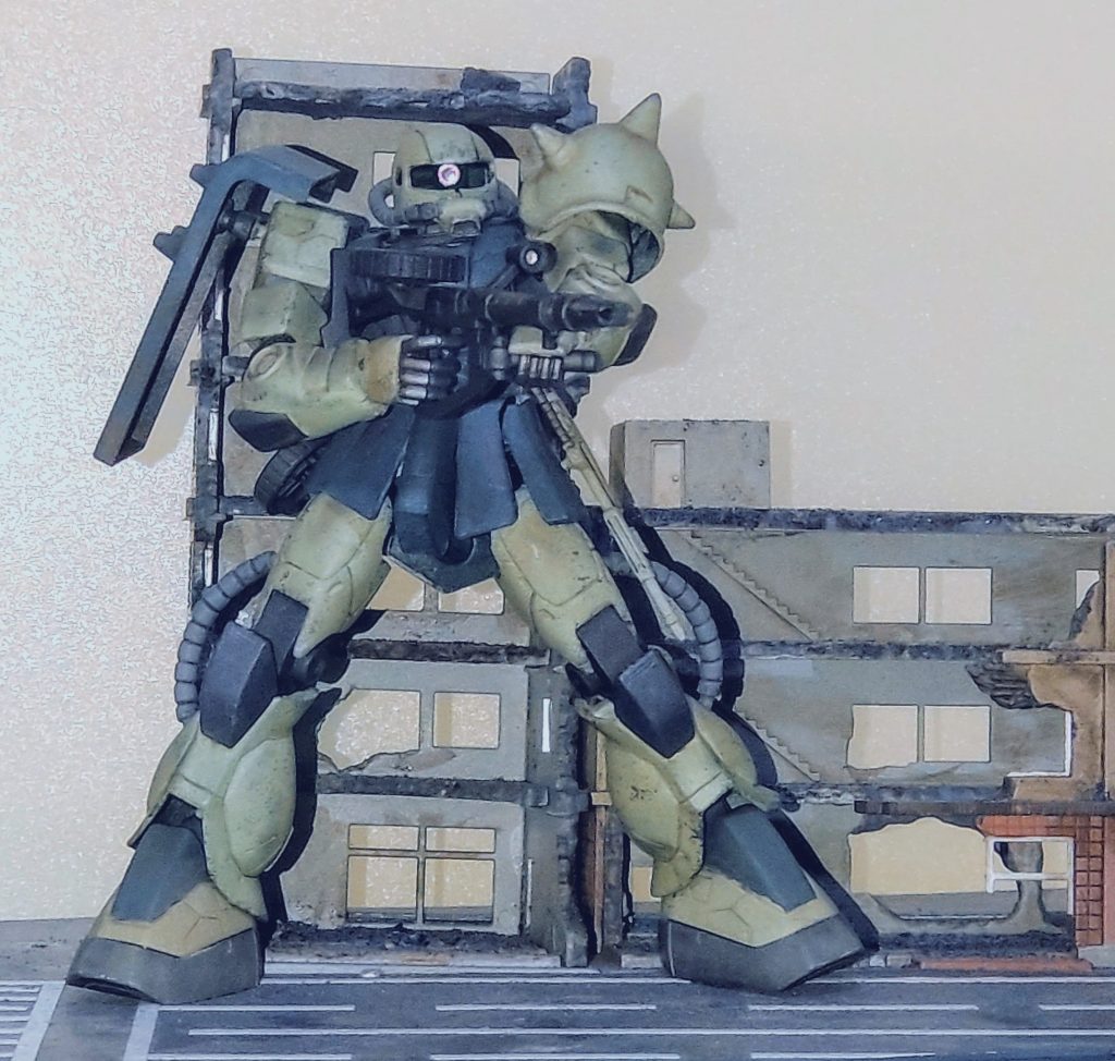 アクションポーズ。各パーツを改修したことでマシンガンを構えるポーズも力強くなりました。