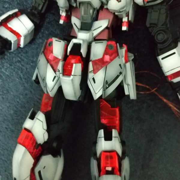 はぁぁ〜〜、、、間違い発見してしまいました。左右脚が間違っていることをデカール貼り中のしかも、最後の2枚のデカール腿上箇所のもので発見してしまった、、、腰から下を分解して、下半身の全ての配線切断、脚を左右入れ替えねば、、、&nbsp;（2枚目）