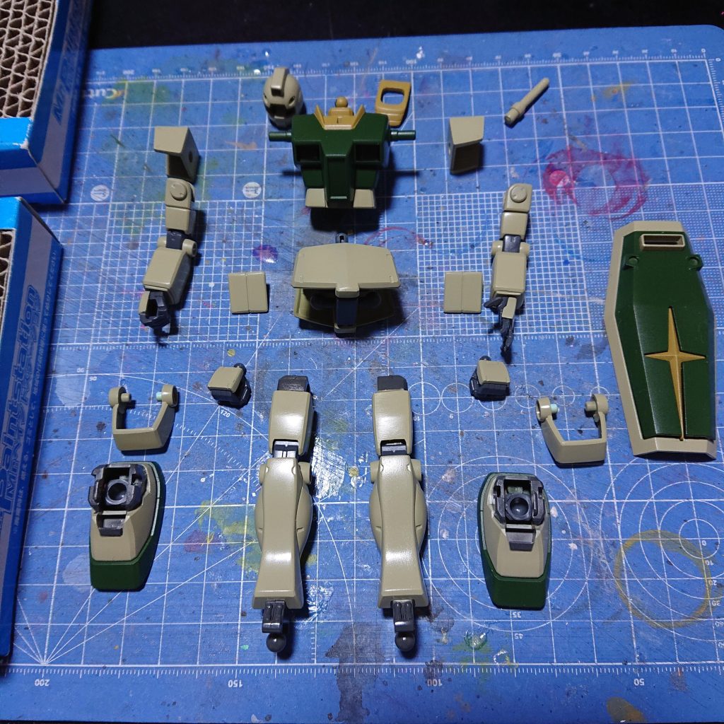 制作はヒケ取りだけなので即、塗装開始です。グリーン：濃緑色　　本体：ダークイエロー＋白　　関節：ファントムグレー　　赤・黄：キャラクターレッド・イエロー塗分けやマスキングが無くてラクなので簡単に完了です。&nbsp;