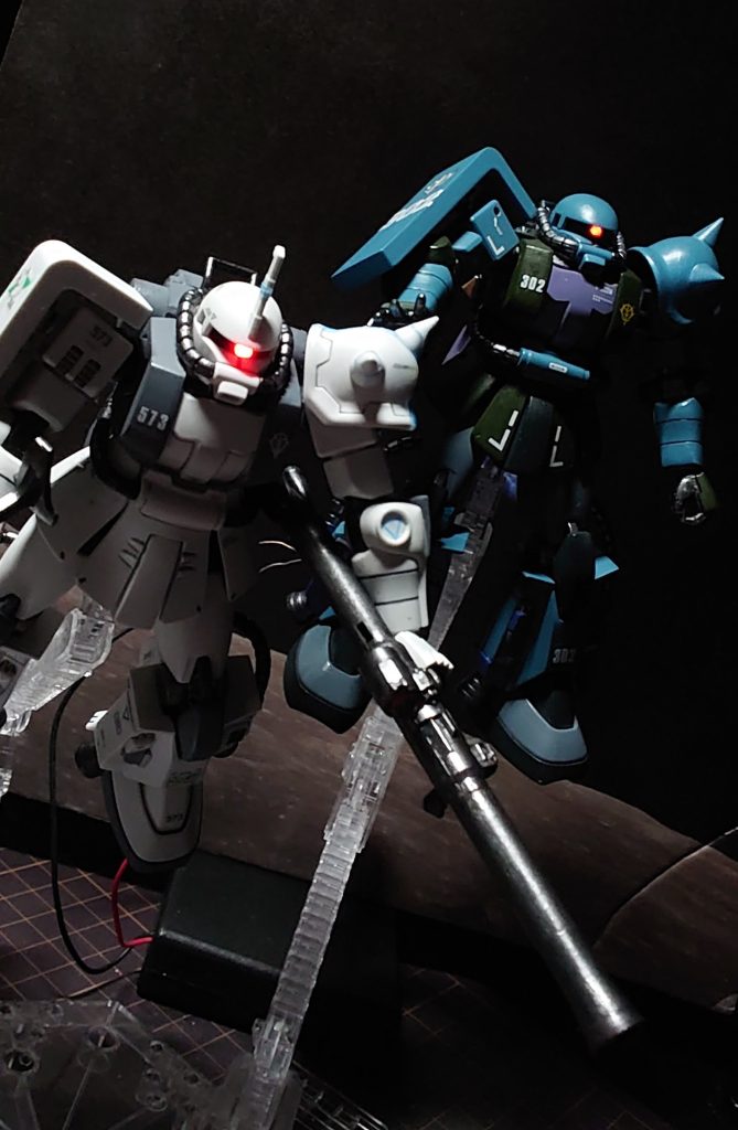 背景は自作のパネルで、照明を全体に暗くして宇宙の感じを出しています。モノアイにはLEDを仕込んでいますが、普通のLEDで、電源は外からなので、ケーブルを隠して撮影するのが大変です。