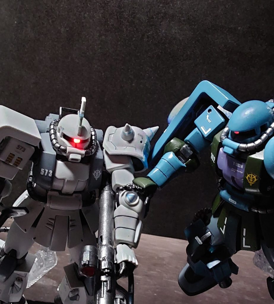 ガンダムシリーズで、仲間の機体に触れて、会話をするシーンがよくありますが、それも、再現してみたかったシーンの一つです。