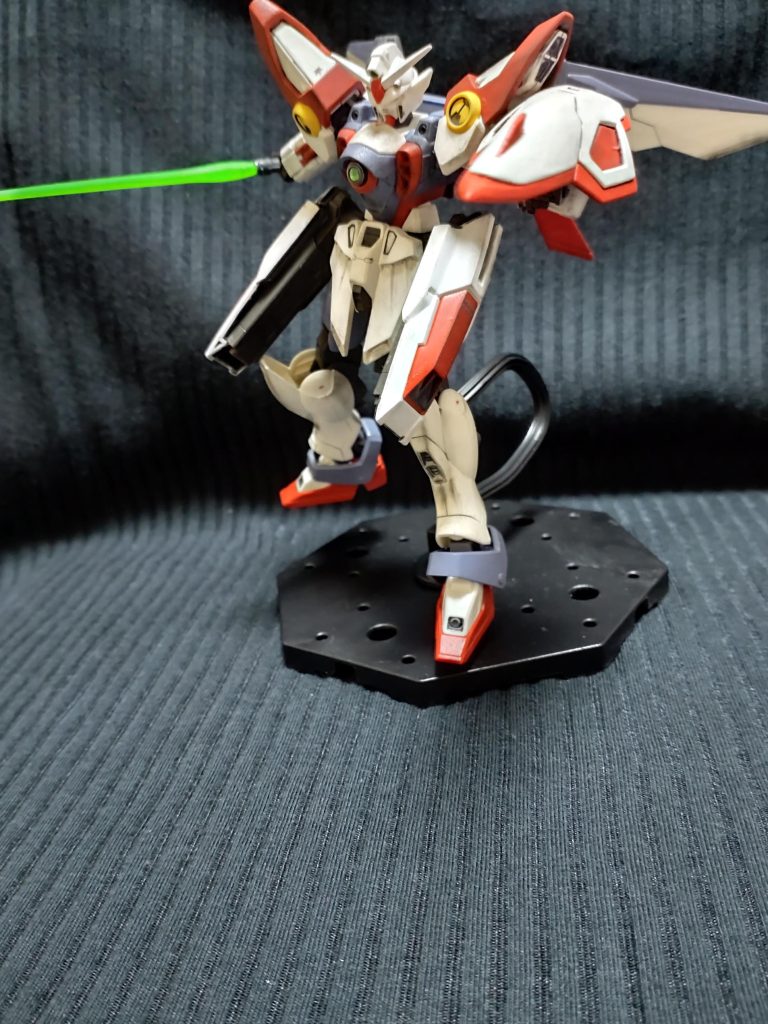 バスターライフルも作りましたがEndlessWaltz本編の趣旨的にバスターライフルをぶっ放すとは思えないのでトーラスのライフル、ビームサーベルを装備しています